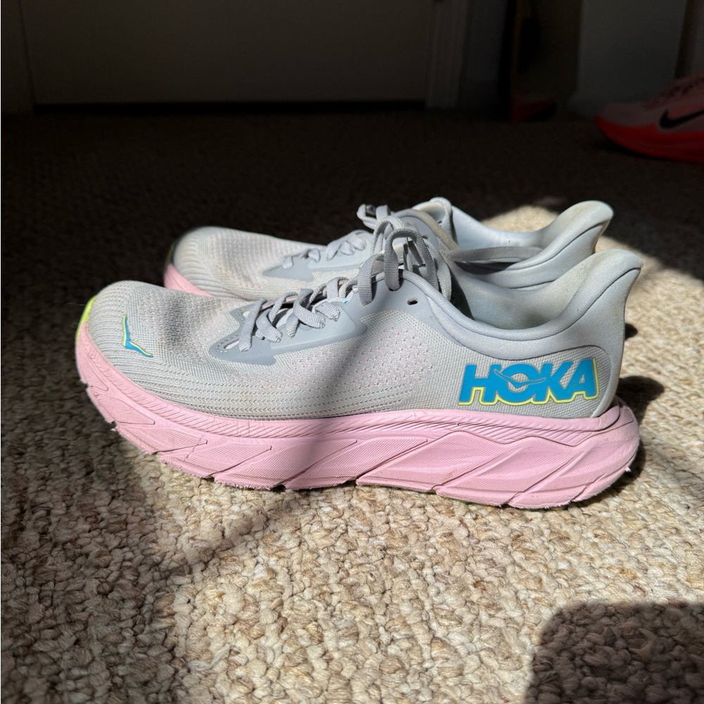 HOKA Arahi 7 Sneakers